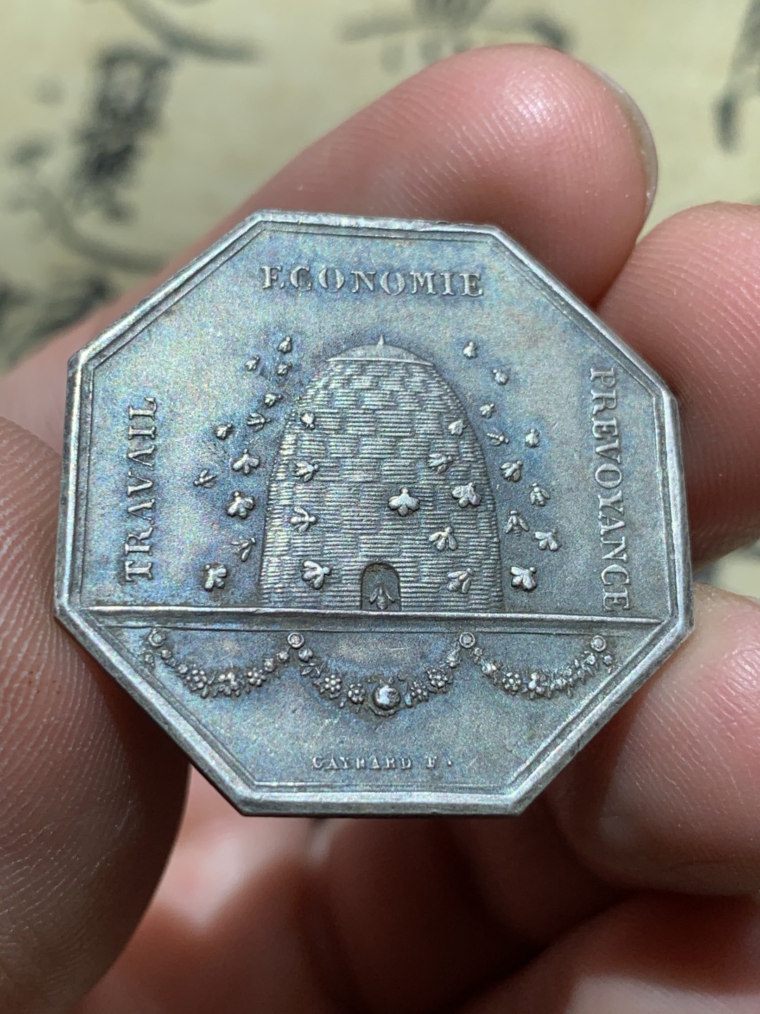 《竞宝斋》第46场-本周日，周一2场连拍（全场顺丰包邮） 法国储蓄银行八角银章   直径：30mm  重量：14.3g   边铭：丰饶角银标  