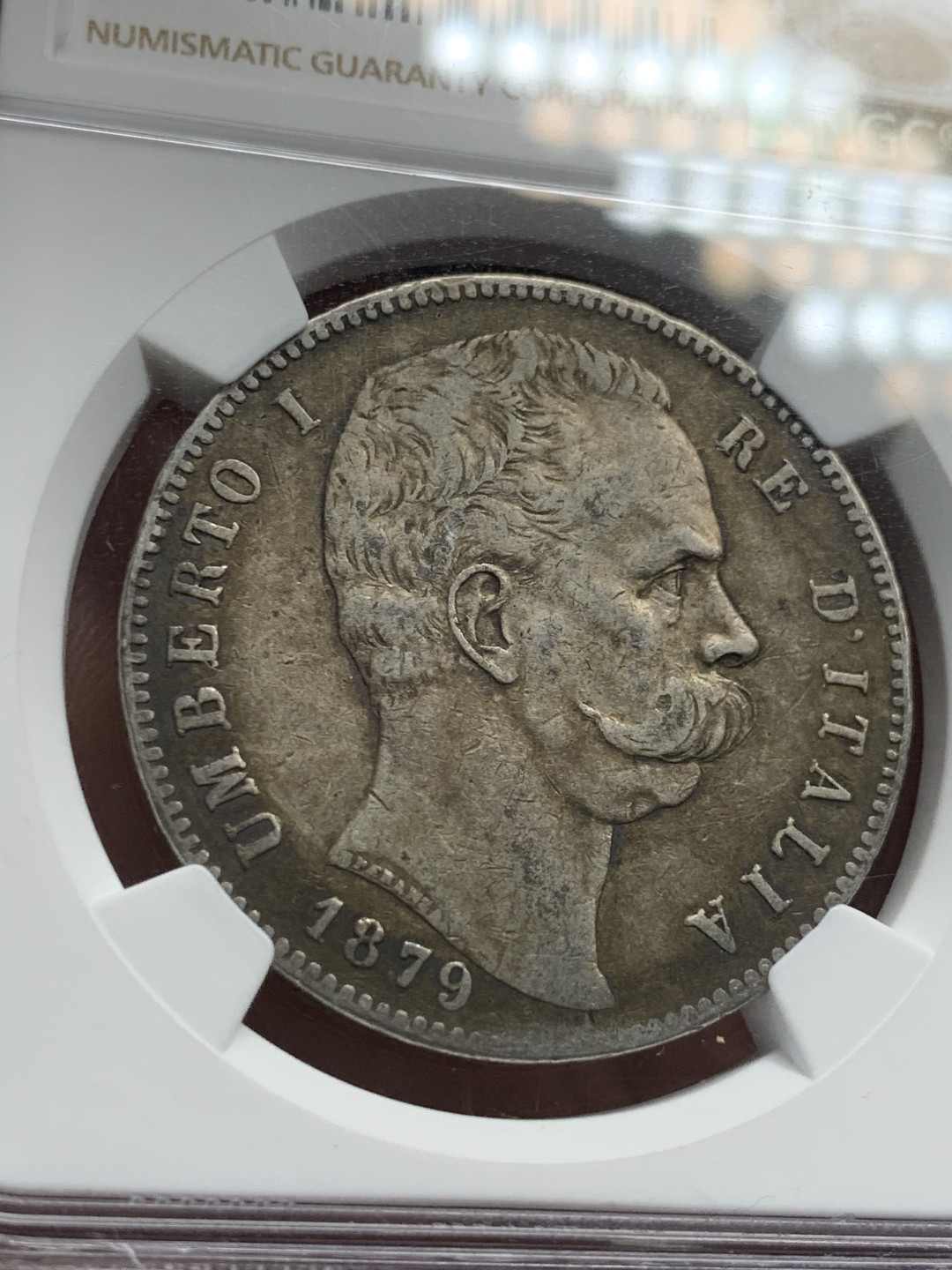 《竞宝斋》第46场-本周日，周一2场连拍（全场顺丰包邮） NGC-XF45 意大利王国5里拉大银1879R 原味酱彩厚重老包浆 细节一流 黑45国币最爱 克书价高 XF40的标注400刀 AU级外拍千元以上