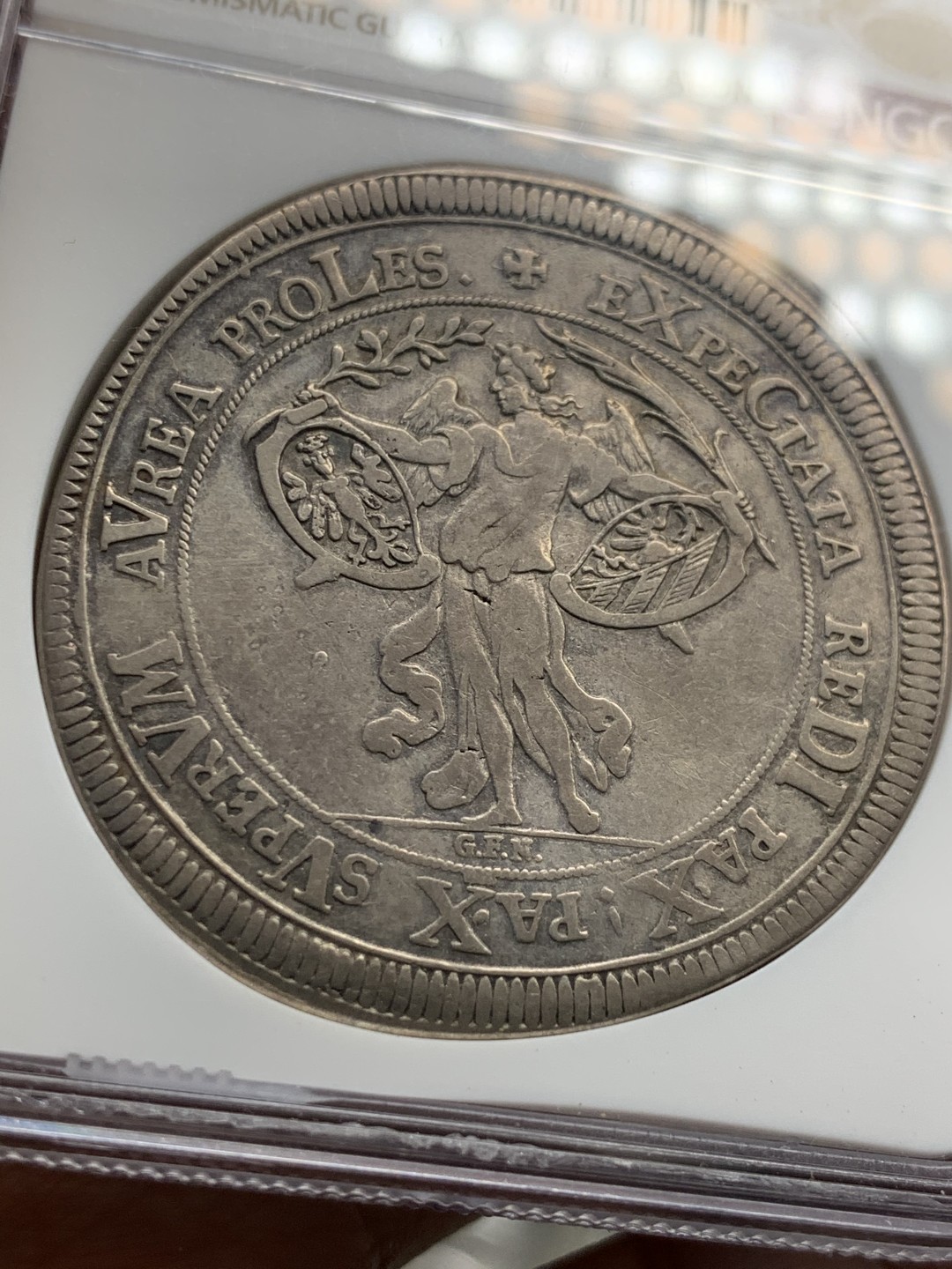 《竞宝斋》第46场-本周日，周一2场连拍（全场顺丰包邮） 1696年 德国 纽伦堡 天使和城市景观泰勒 NGC VF30 少见品种，少见好品