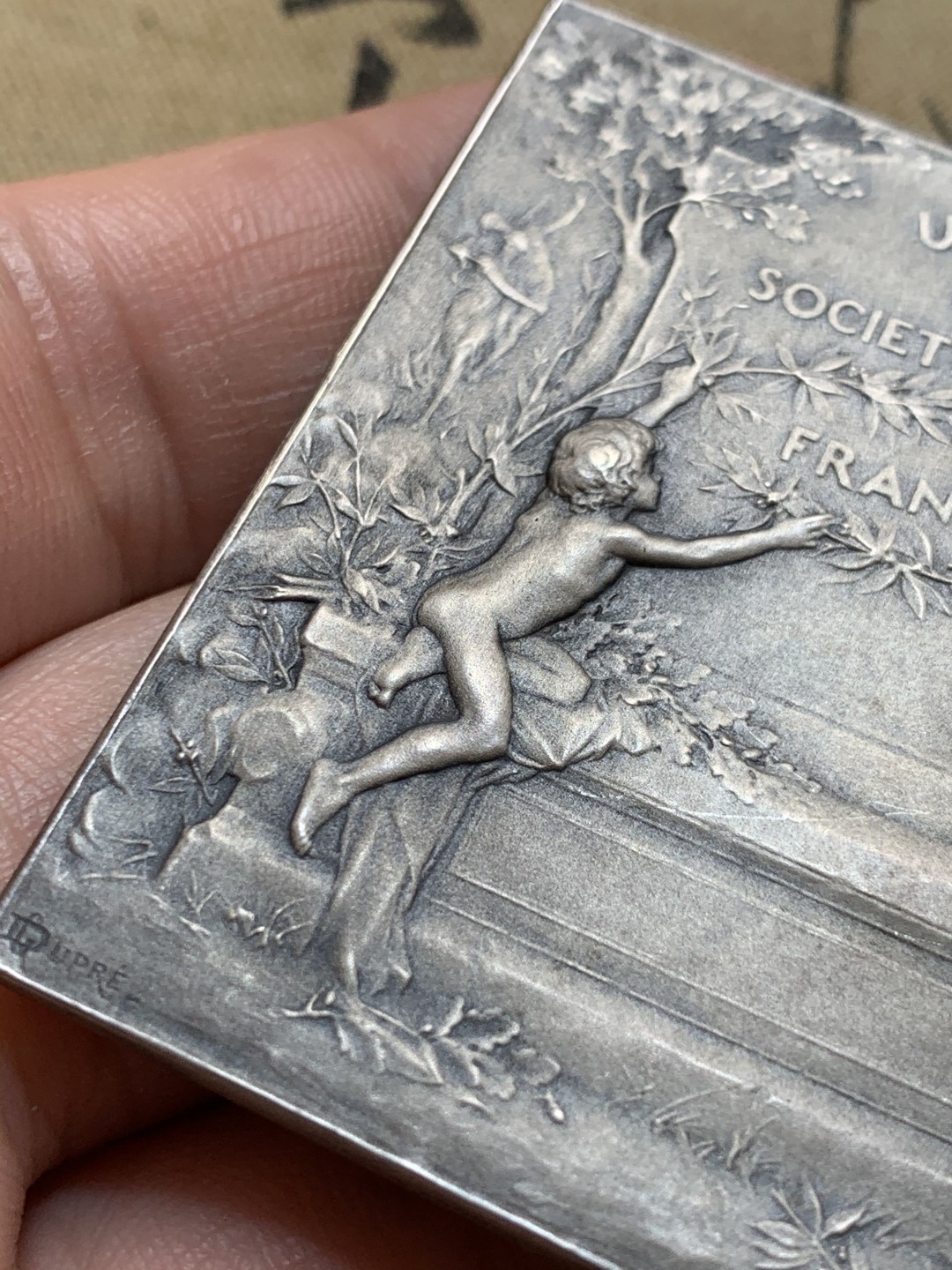 《竞宝斋》第46场-本周日，周一2场连拍（全场顺丰包邮） 法国射击协会联合会铜镀银章（原包装）  高度：约51毫米  长度：约38毫米 边铭：丰饶角铜标 细节好