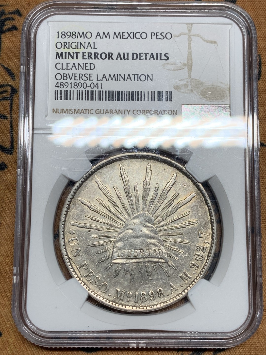 《竞宝斋》第46场-本周日，周一2场连拍（全场顺丰包邮） NGC-AUD Mint Error  墨西哥直边大飞鹰 1898 1比索大银币   原铸版   原味错版币 