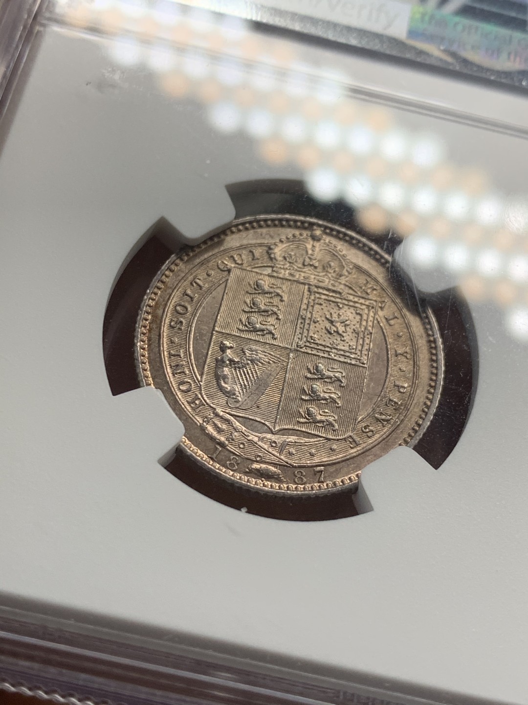 《竞宝斋》第46场-本周日，周一2场连拍（全场顺丰包邮） NGC 评级 英国 1887年 维多利亚女王 高冠版 1先令 银币