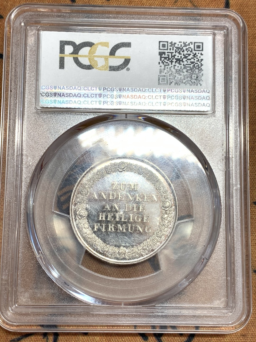 《竞宝斋》第46场-本周日，周一2场连拍（全场顺丰包邮） PCGS MS63 德国 19世纪宗教洗礼银章 PCGS唯一冠军分 底板镜面 强烈PL效果 章面中人物众多 表情清晰 场景化表现非常细腻 到位 章背花环极其精美细腻 惊叹