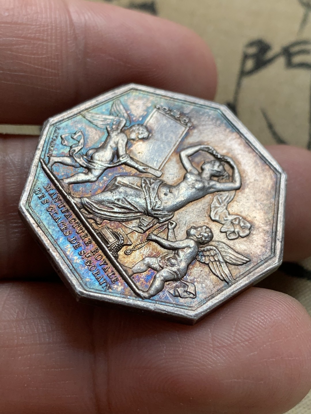 《竞宝斋》第46场-本周日，周一2场连拍（全场顺丰包邮） 法国魔镜八角银章   直径：33mm 重量：17.8g   边铭：手指银标 正面带彩色包浆