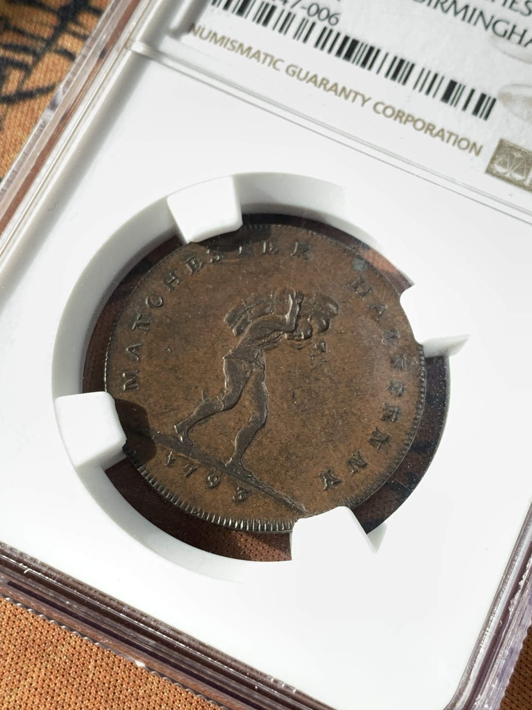 《竞宝斋》第46场-本周日，周一2场连拍（全场顺丰包邮） NGC MS63BN 冠军分 英国 1793年 曼切斯特兰开夏郡 半便士 代币 码头搬运工少见品种，PCGS第一名仅为XF40