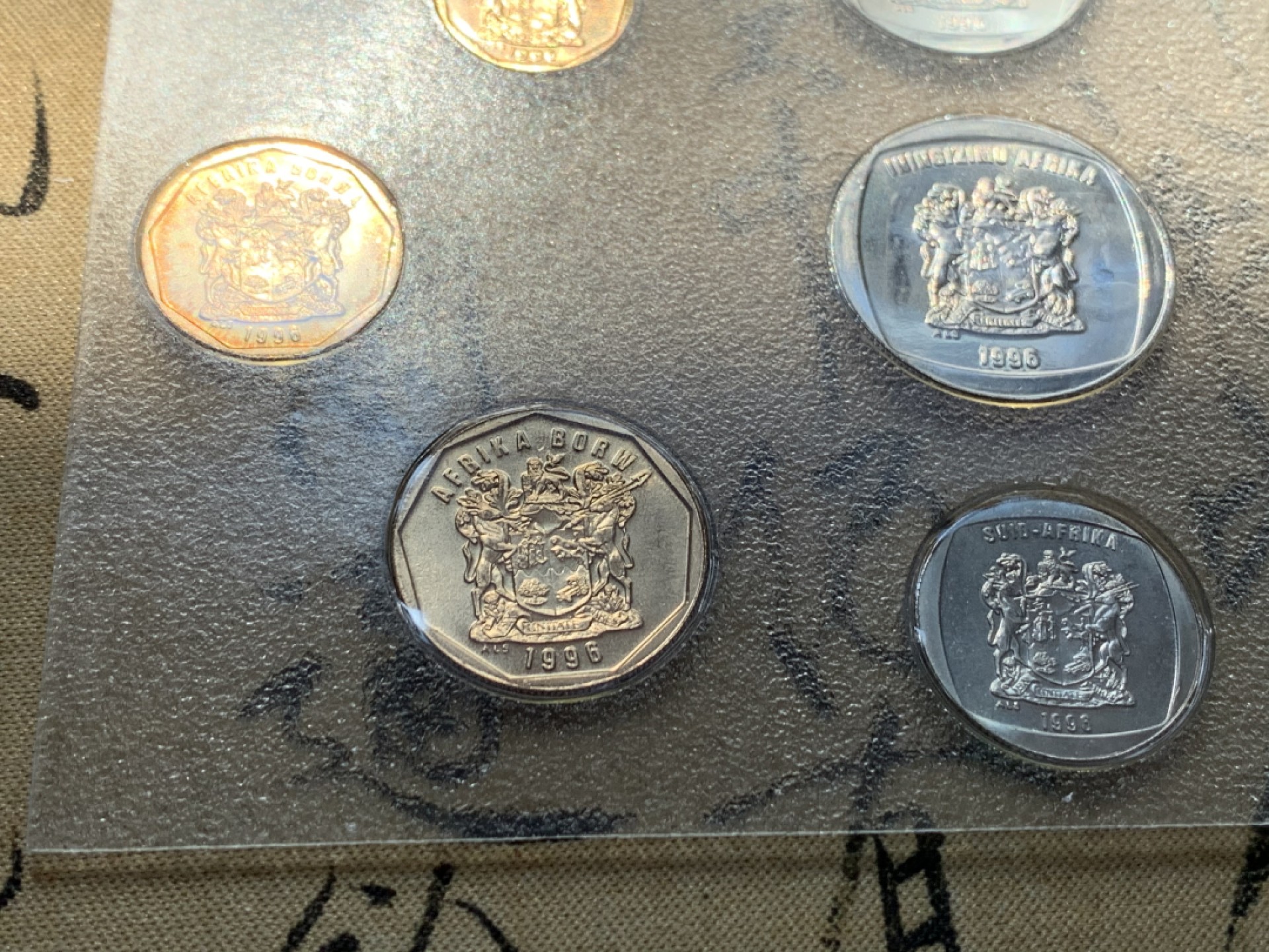 《竞宝斋》第46场-本周日，周一2场连拍（全场顺丰包邮） 南非1996年清年份原封9枚套币BU 1分-5兰特