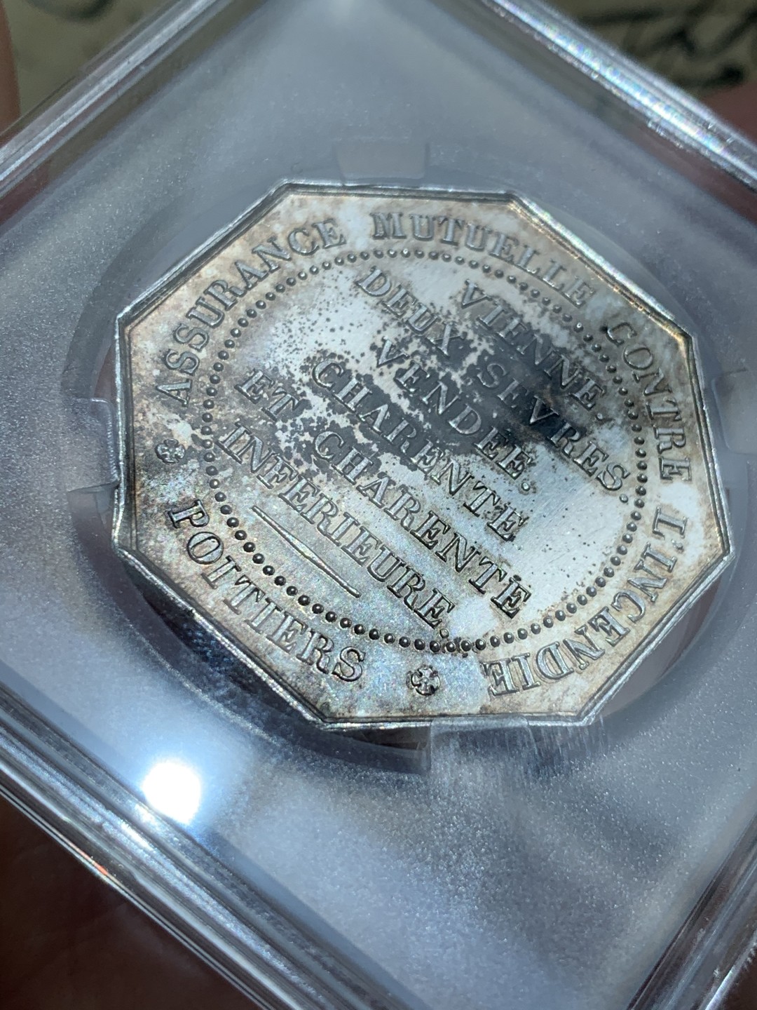 《竞宝斋》第46场-本周日，周一2场连拍（全场顺丰包邮） 法国火灾保险八角银章  重量：19.4g  边铭：蜜蜂银标 unc品相+淡金色包浆