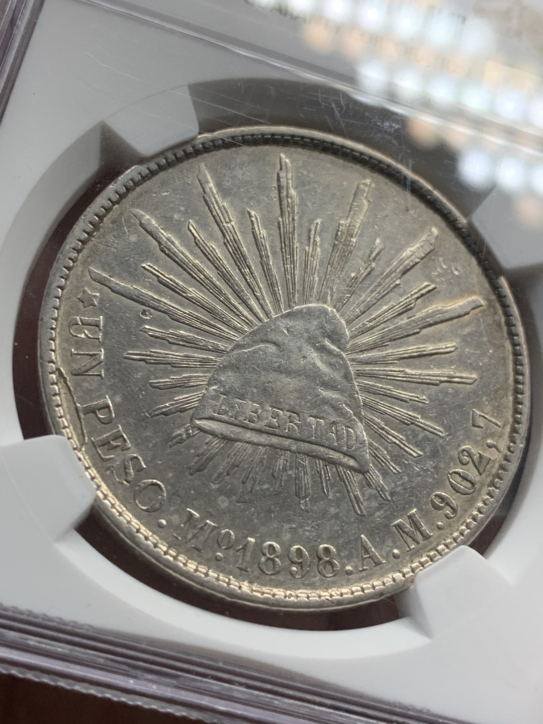 《竞宝斋》第46场-本周日，周一2场连拍（全场顺丰包邮） NGC-AUD Mint Error  墨西哥直边大飞鹰 1898 1比索大银币   原铸版   原味错版币 