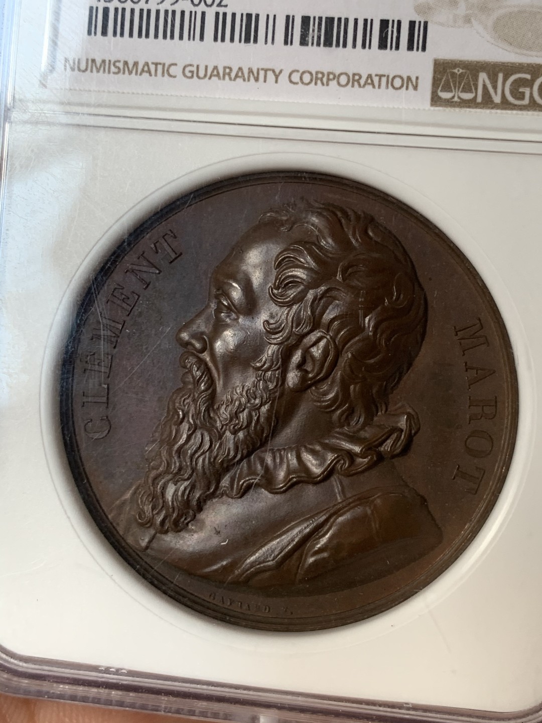 《竞宝斋》第46场-本周日，周一2场连拍（全场顺丰包邮） NGC MS63BN 高浮雕 巧克力均匀包浆 1818年法国老铜章 以纪念法国文艺复兴时期的诗人克莱门特·马罗特（ClementMarot），1496-1544年，该枚铜章由法国盖拉德设计
