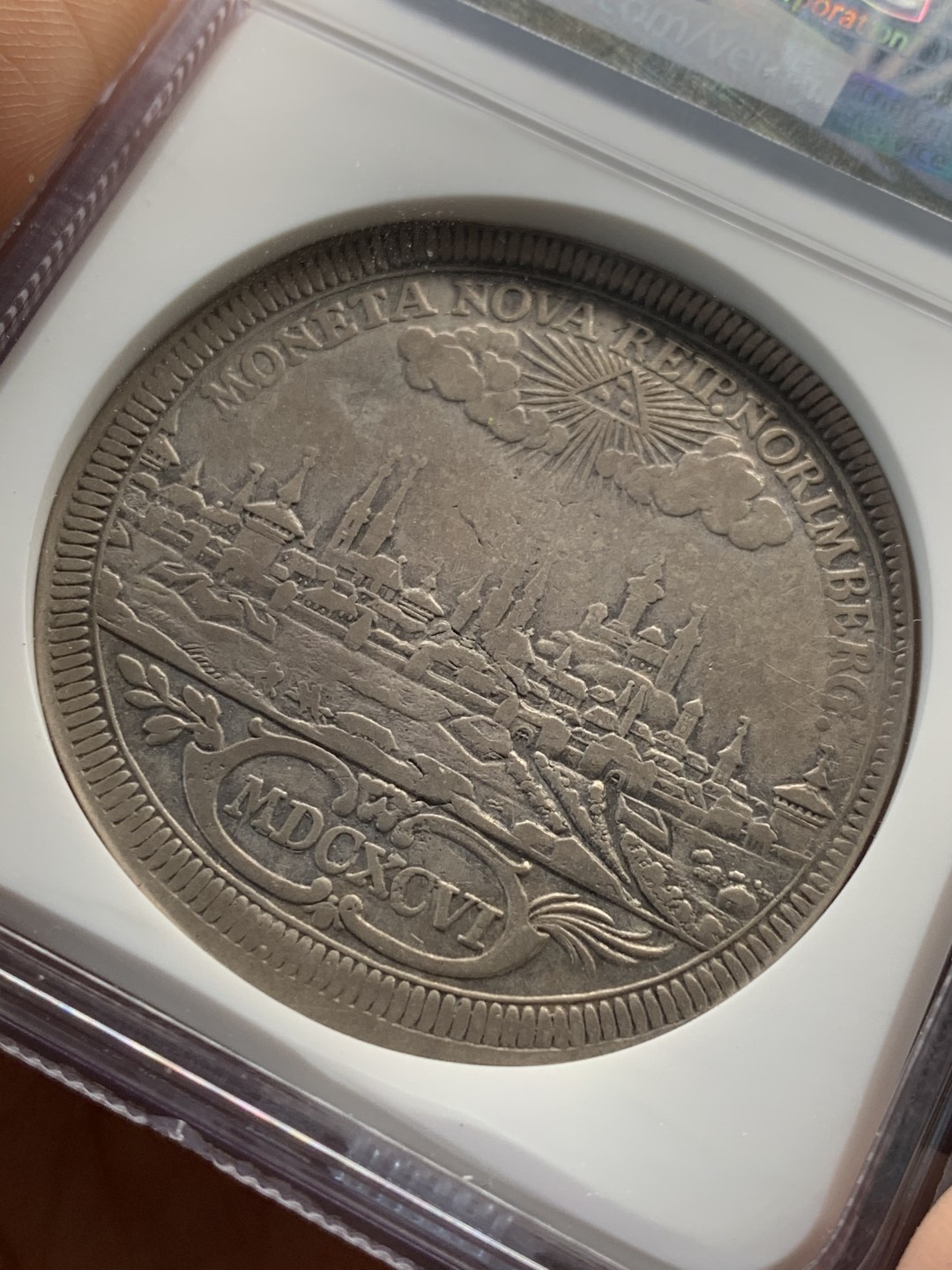 《竞宝斋》第46场-本周日，周一2场连拍（全场顺丰包邮） 1696年 德国 纽伦堡 天使和城市景观泰勒 NGC VF30 少见品种，少见好品