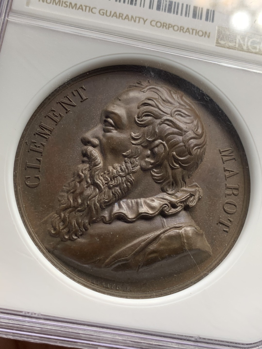 《竞宝斋》第46场-本周日，周一2场连拍（全场顺丰包邮） NGC MS63BN 高浮雕 巧克力均匀包浆 1818年法国老铜章 以纪念法国文艺复兴时期的诗人克莱门特·马罗特（ClementMarot），1496-1544年，该枚铜章由法国盖拉德设计