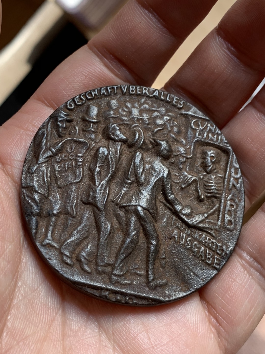 《竞宝斋》第46场-本周日，周一2场连拍（全场顺丰包邮） 1915年德国卢西塔尼亚沉船铁章 卡尔哥茨作品 名品 直径55mm，重77.19g 铁章此品不易