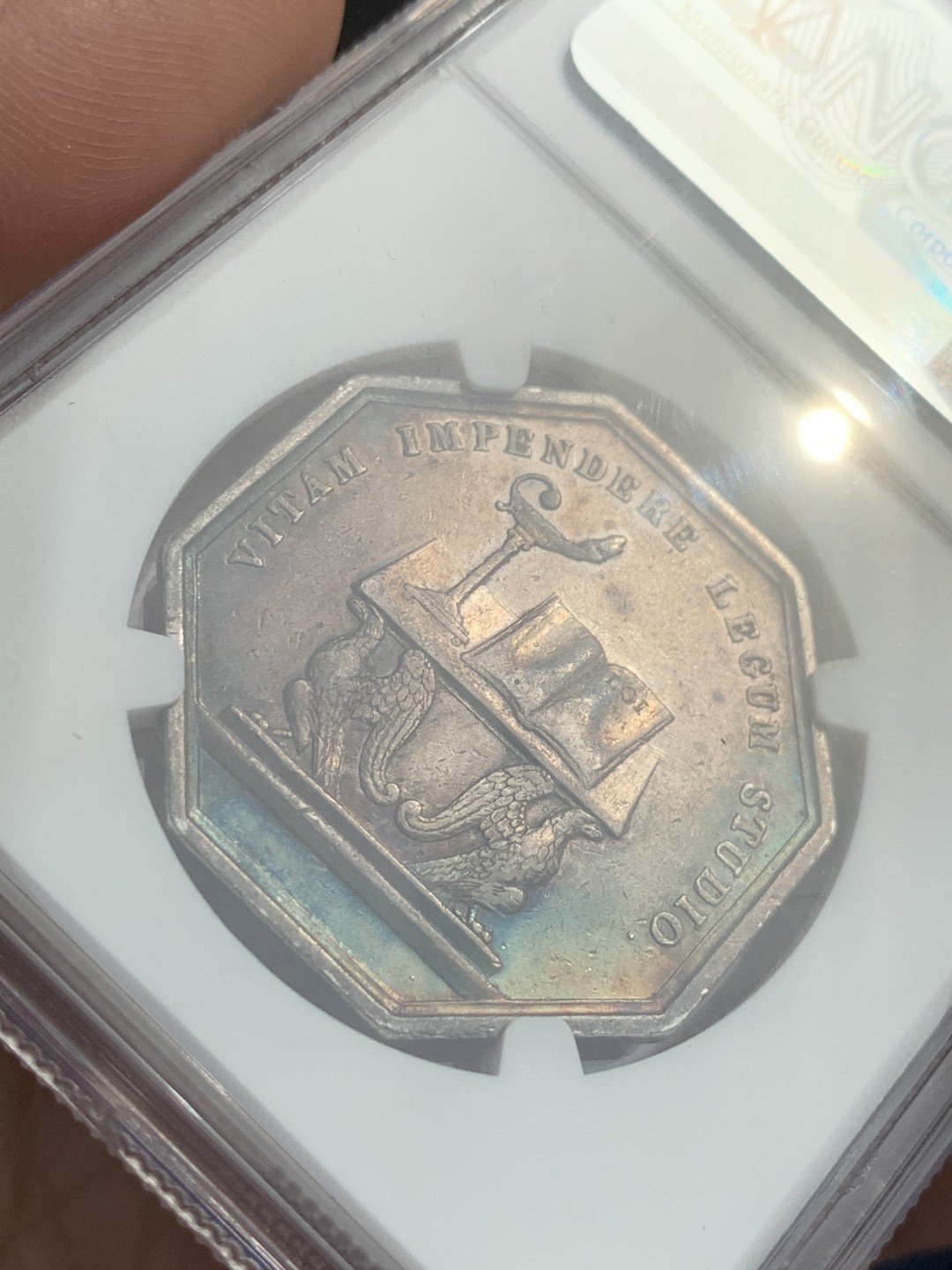 《竞宝斋》第46场-本周日，周一2场连拍（全场顺丰包邮） NGC AU50 冠军分 1806年 法国 国家法院 银质八角代币（双面孔雀彩）拿破仑时期原铸，双面孔雀彩包浆