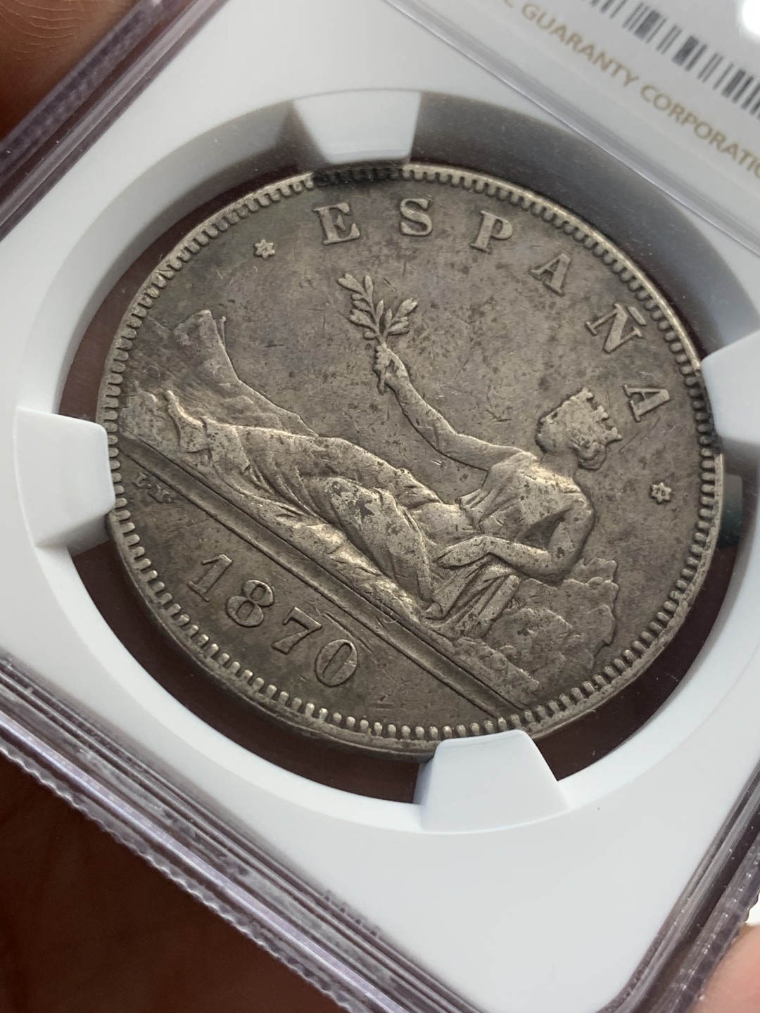 《竞宝斋》第46场-本周日，周一2场连拍（全场顺丰包邮） NGC-XF45 西班牙 拿花5比塞塔 1870（70）SNM 原味酱彩厚重老包浆 细节一流 黑45国币最爱