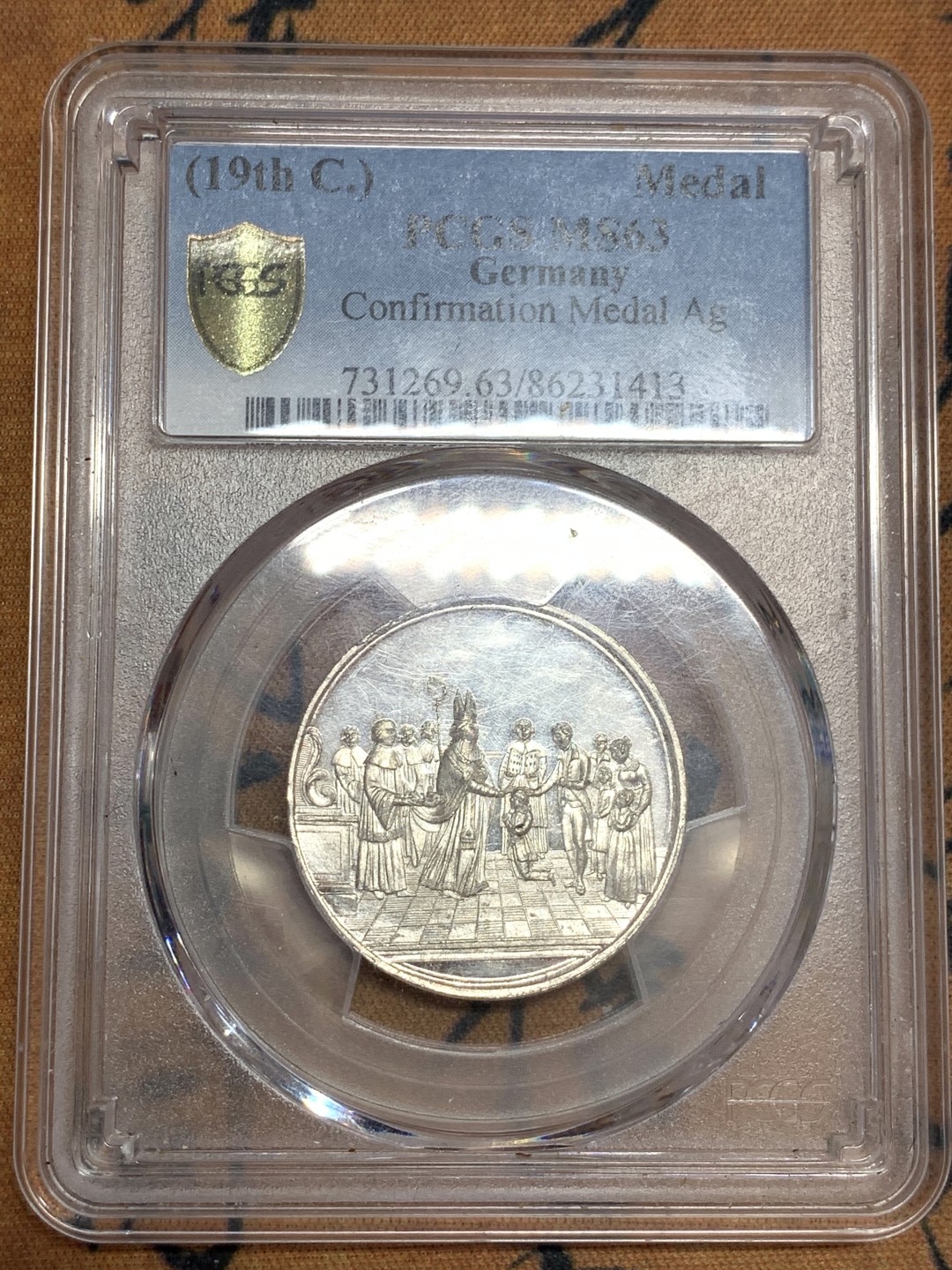 《竞宝斋》第46场-本周日，周一2场连拍（全场顺丰包邮） PCGS MS63 德国 19世纪宗教洗礼银章 PCGS唯一冠军分 底板镜面 强烈PL效果 章面中人物众多 表情清晰 场景化表现非常细腻 到位 章背花环极其精美细腻 惊叹