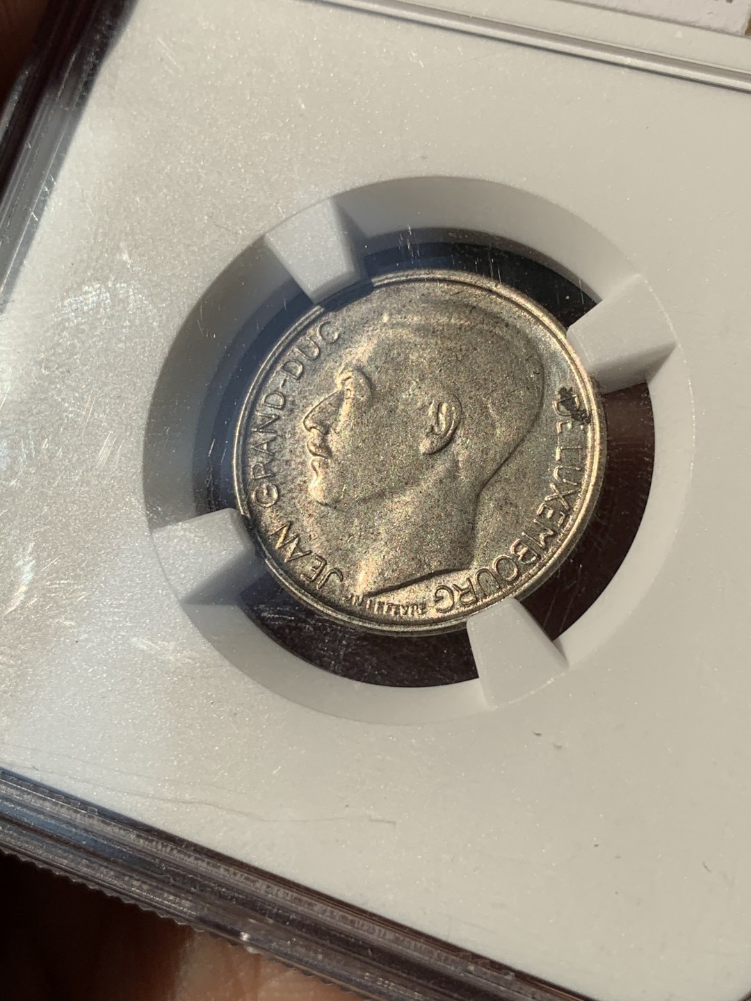 《竞宝斋》第46场-本周日，周一2场连拍（全场顺丰包邮） NGC MS62 卢森堡 1965年1法郎样币 NGC唯一亚军分 发行量仅200枚 PCGS无该枚纪录 非常少见的一款样币 右上角有一小磕