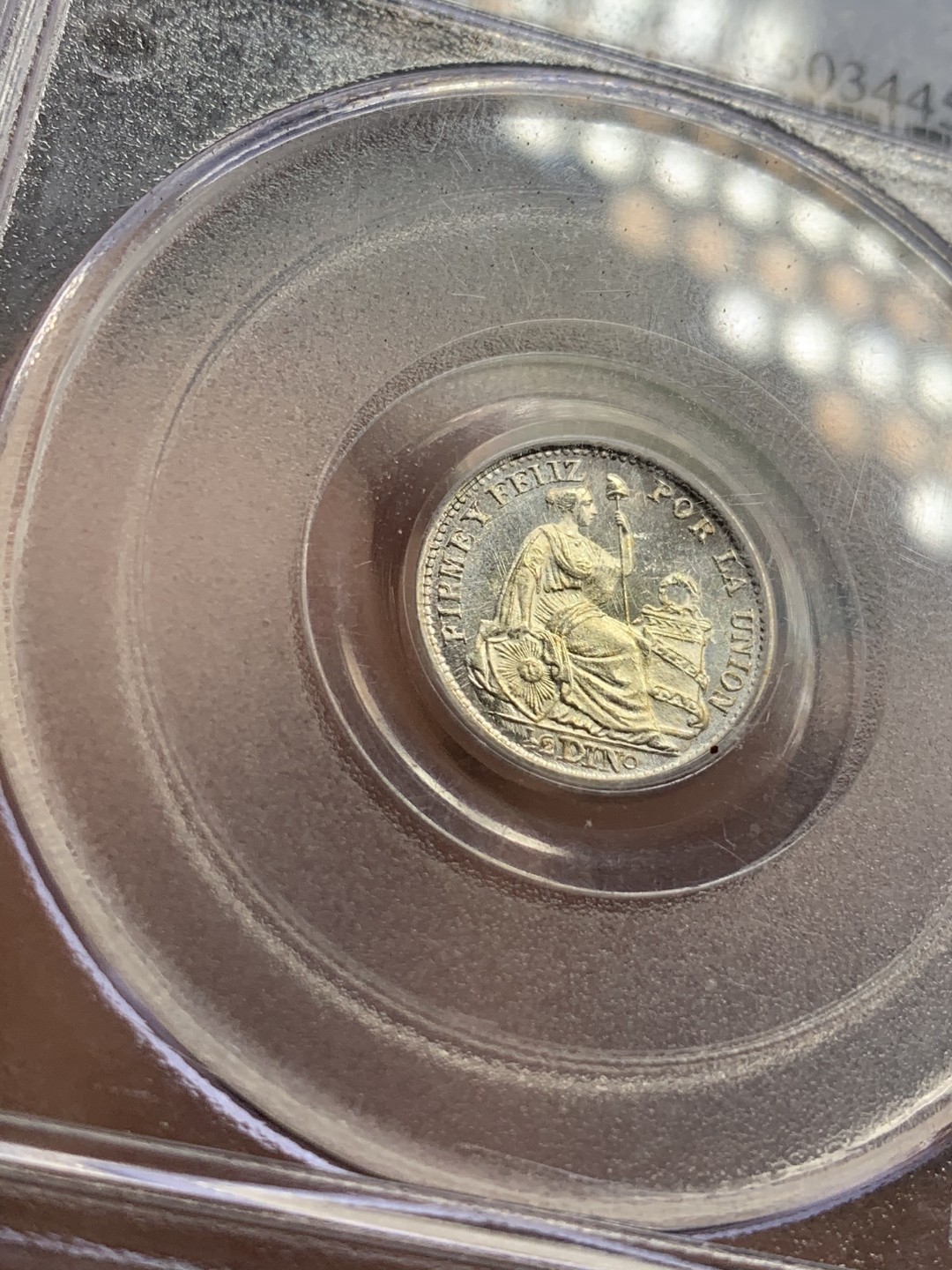 《竞宝斋》第46场-本周日，周一2场连拍（全场顺丰包邮） PCGS MS66 秘鲁 1897年 1/2第纳尔银币 经典秘鲁钱币元素的集中体现 币虽小 但分高品好 难得的是 该币居然底板镜面 强烈PL效果 美洲币小精品