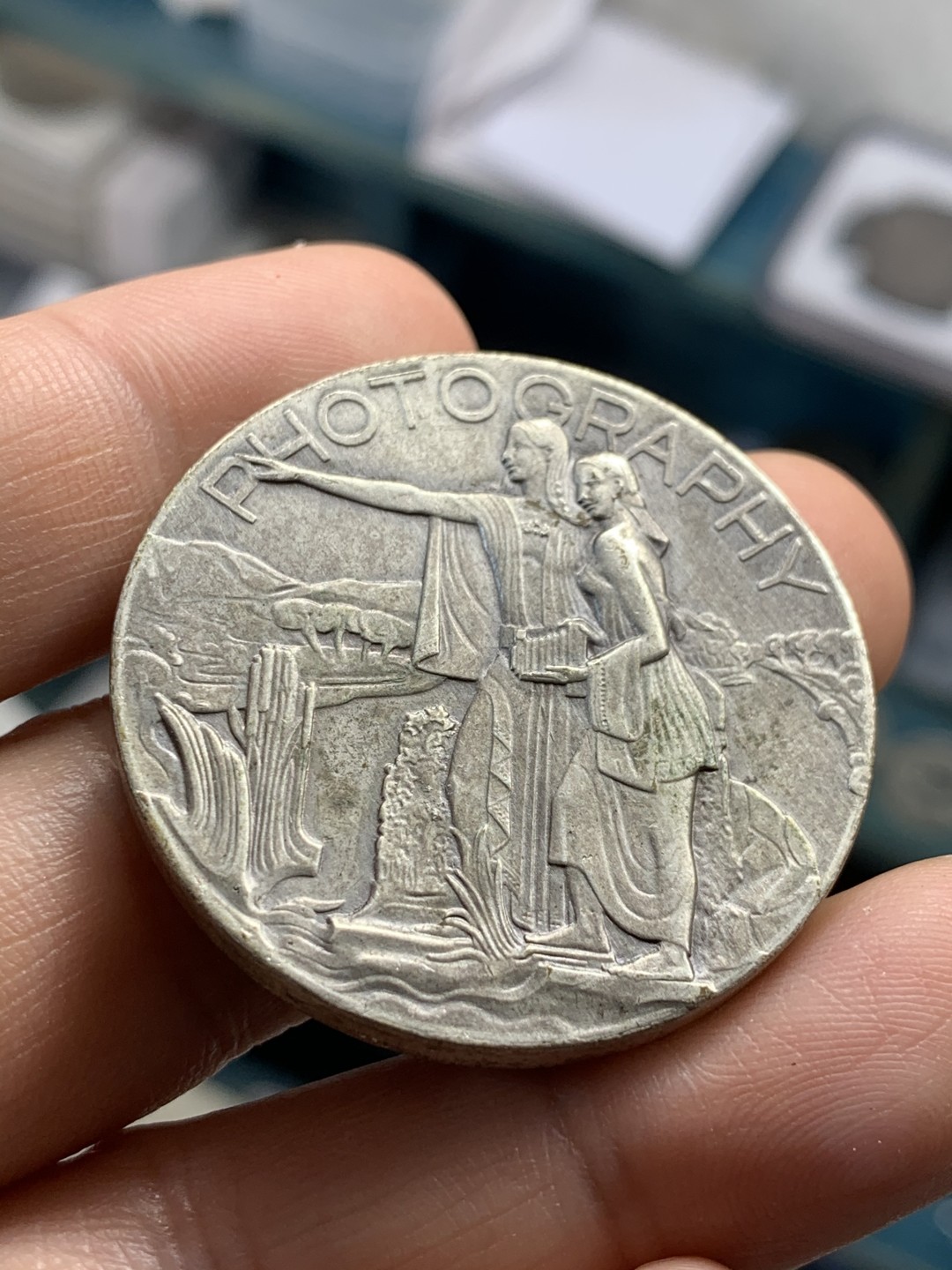 《竞宝斋》第46场-本周日，周一2场连拍（全场顺丰包邮） 二战英国摄影协会白铜章 设计精美 背景元素丰富 无刻字 无边铭 