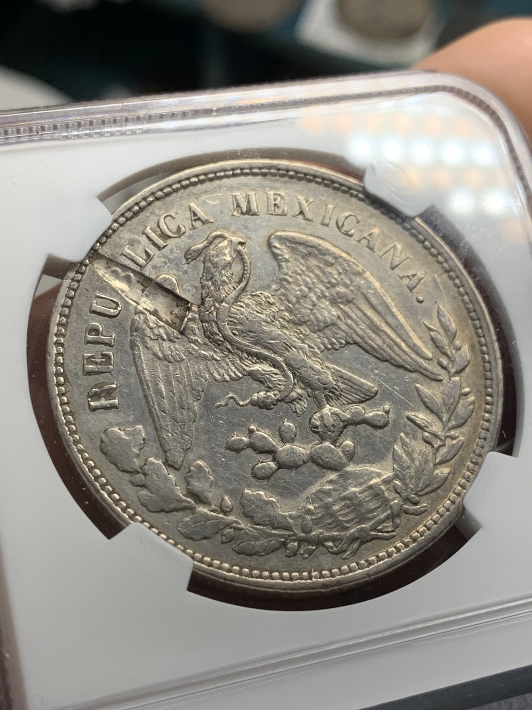 《竞宝斋》第46场-本周日，周一2场连拍（全场顺丰包邮） NGC-AUD Mint Error  墨西哥直边大飞鹰 1898 1比索大银币   原铸版   原味错版币 