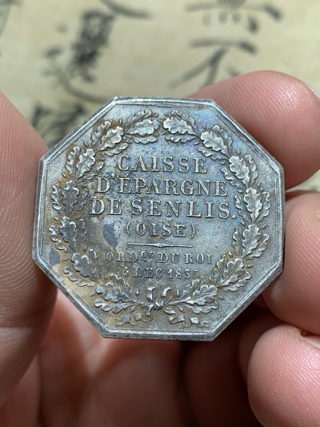 《竞宝斋》第46场-本周日，周一2场连拍（全场顺丰包邮） 法国储蓄银行八角银章   直径：30mm  重量：14.3g   边铭：丰饶角银标  