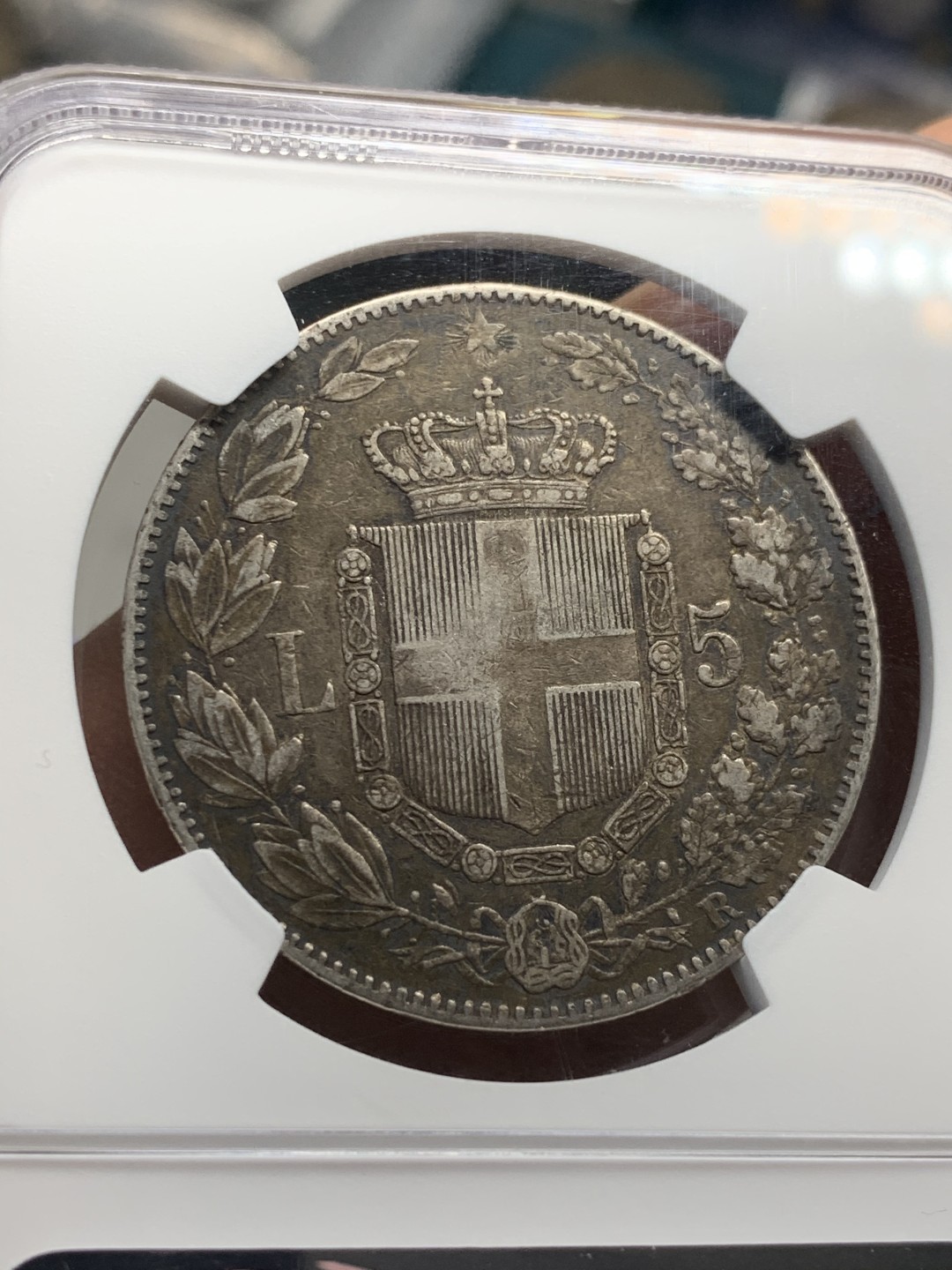 《竞宝斋》第46场-本周日，周一2场连拍（全场顺丰包邮） NGC-XF45 意大利王国5里拉大银1879R 原味酱彩厚重老包浆 细节一流 黑45国币最爱 克书价高 XF40的标注400刀 AU级外拍千元以上