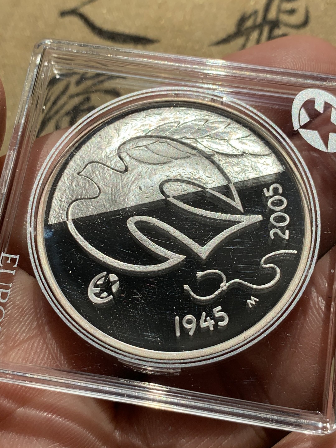 《竞宝斋》第46场-本周日，周一2场连拍（全场顺丰包邮） 2005年芬兰纪念二战胜利60周年银币 10欧元 原盒