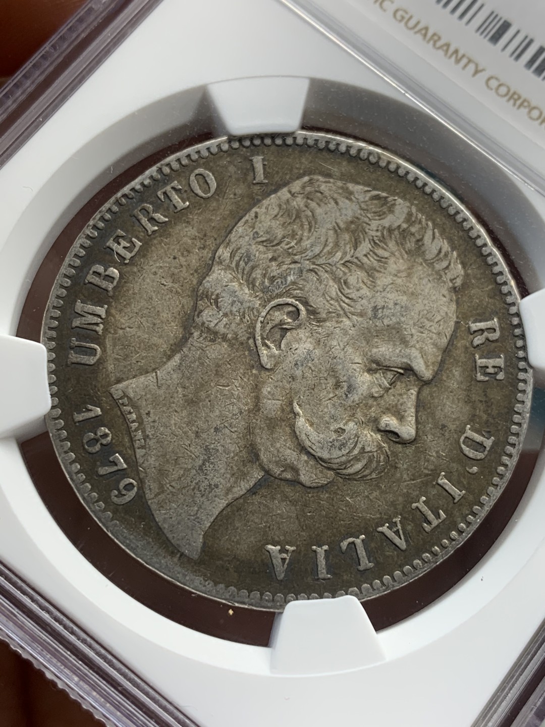 《竞宝斋》第46场-本周日，周一2场连拍（全场顺丰包邮） NGC-XF45 意大利王国5里拉大银1879R 原味酱彩厚重老包浆 细节一流 黑45国币最爱 克书价高 XF40的标注400刀 AU级外拍千元以上