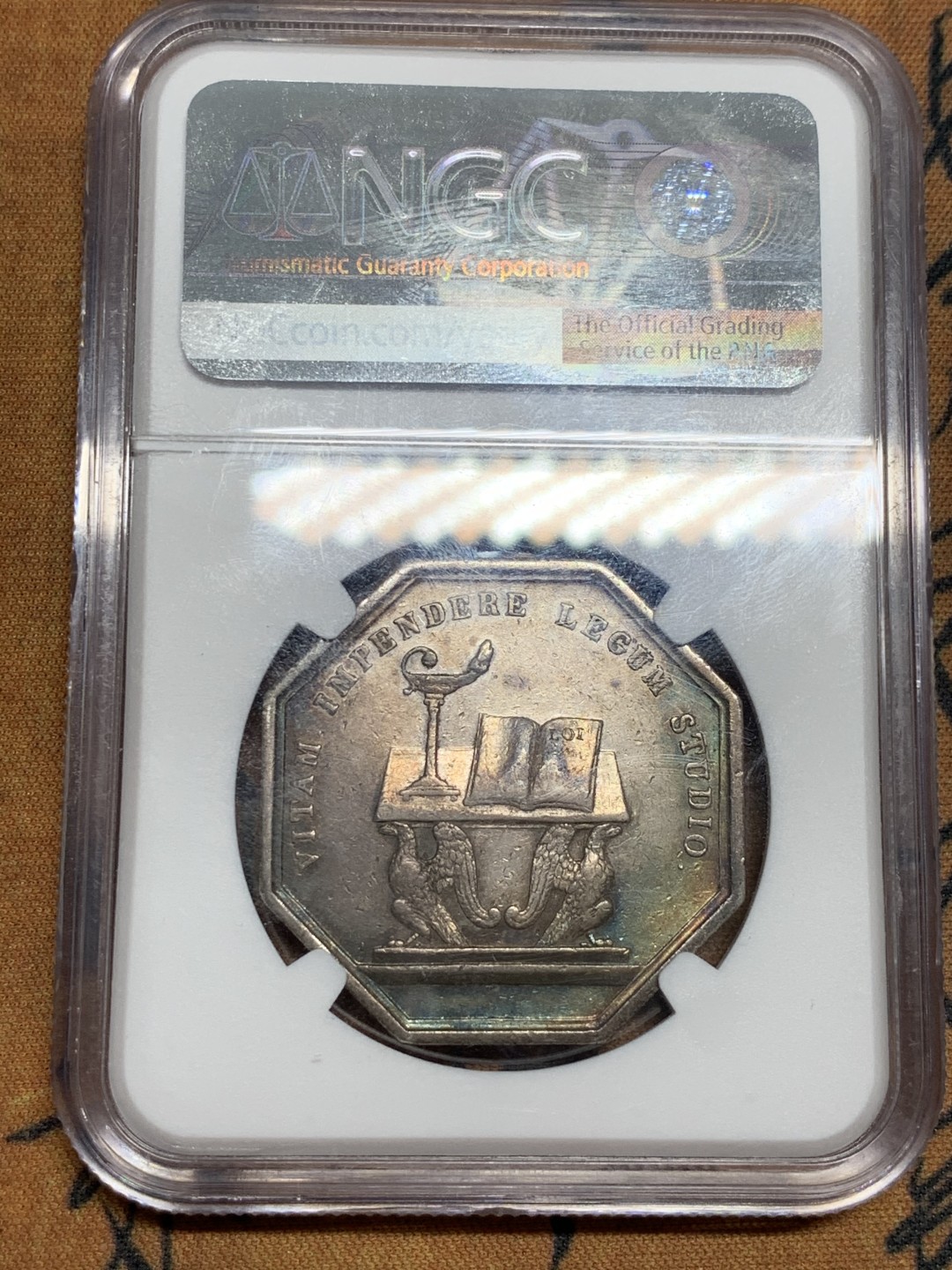 《竞宝斋》第46场-本周日，周一2场连拍（全场顺丰包邮） NGC AU50 冠军分 1806年 法国 国家法院 银质八角代币（双面孔雀彩）拿破仑时期原铸，双面孔雀彩包浆