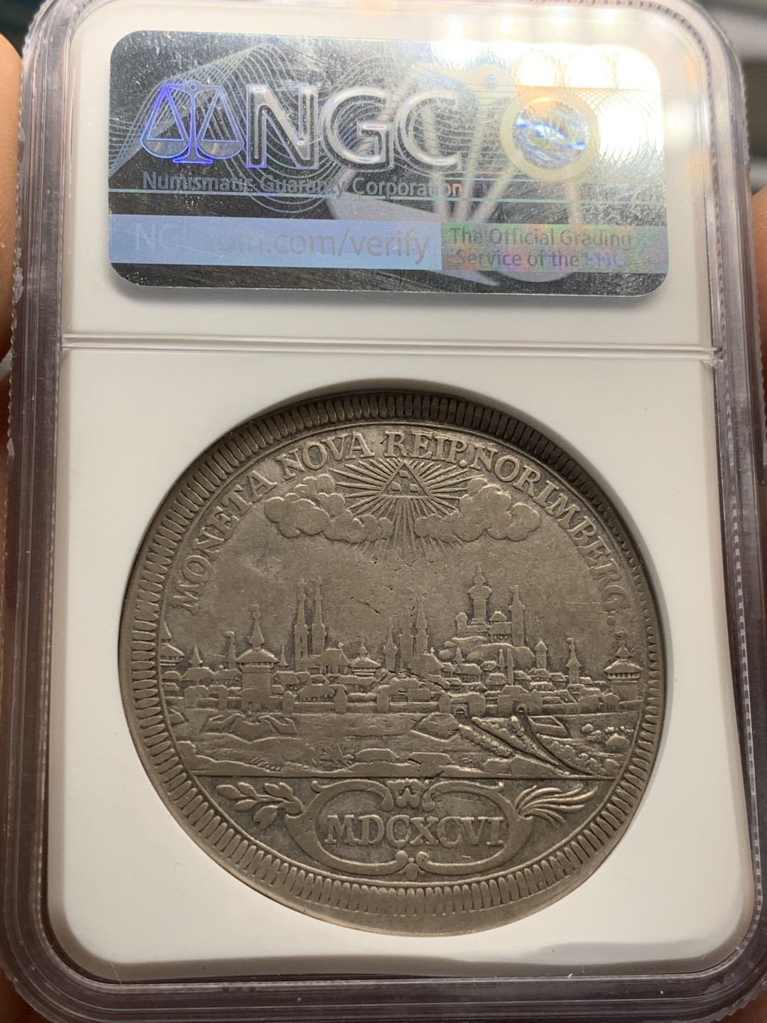 《竞宝斋》第46场-本周日，周一2场连拍（全场顺丰包邮） 1696年 德国 纽伦堡 天使和城市景观泰勒 NGC VF30 少见品种，少见好品