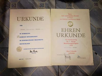 环球拾萃——号角文化小徽章专场拍卖第3期 - 东德一位女士的妇女民主联盟服务25年和工农联盟服务15年证书