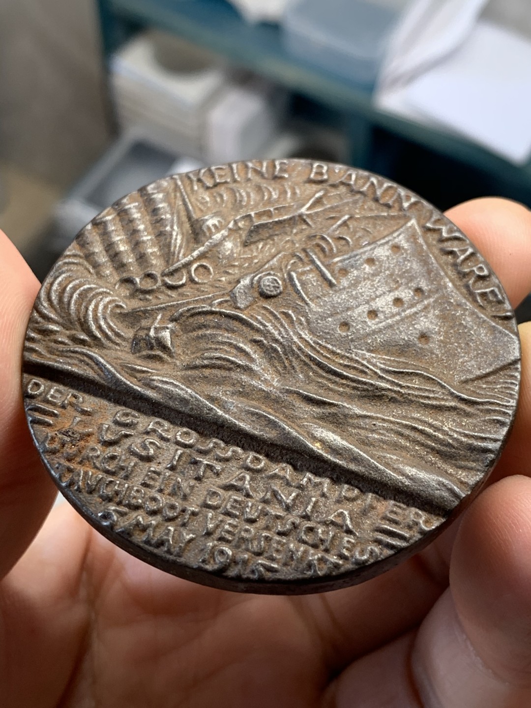 《竞宝斋》第46场-本周日，周一2场连拍（全场顺丰包邮） 1915年德国卢西塔尼亚沉船铁章 卡尔哥茨作品 名品 直径55mm，重77.19g 铁章此品不易