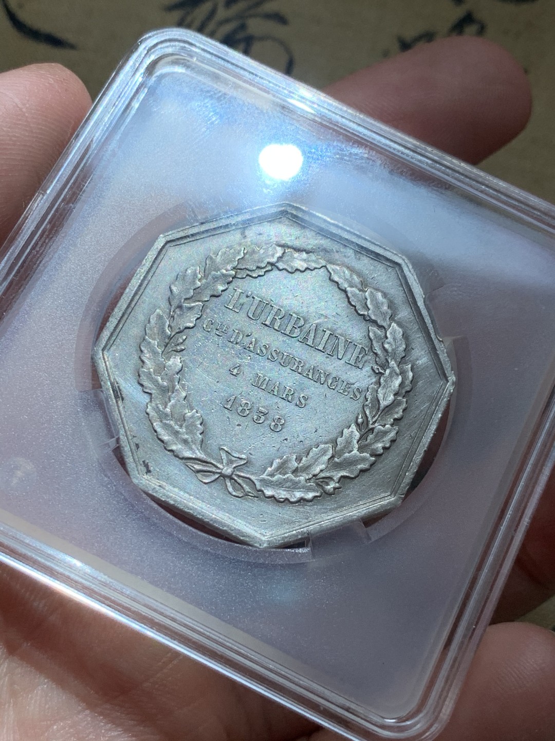 《竞宝斋》第46场-本周日，周一2场连拍（全场顺丰包邮） 法国保险公司八角银章  直径：35mm  重量：19.3gr  边铭：蜜蜂银标 