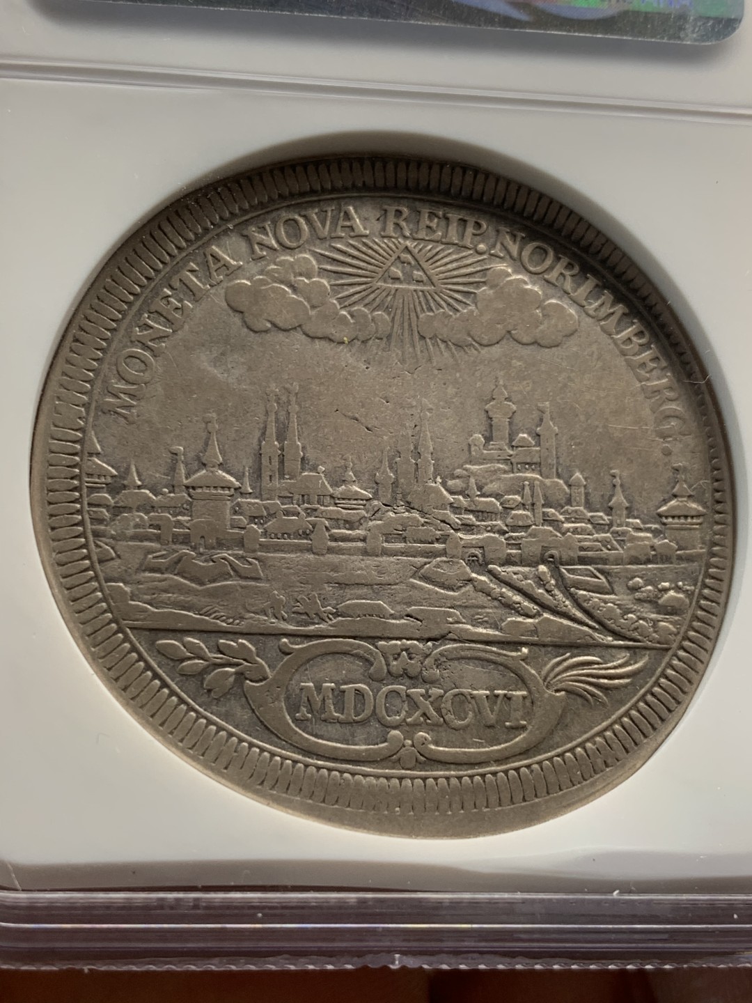 《竞宝斋》第46场-本周日，周一2场连拍（全场顺丰包邮） 1696年 德国 纽伦堡 天使和城市景观泰勒 NGC VF30 少见品种，少见好品