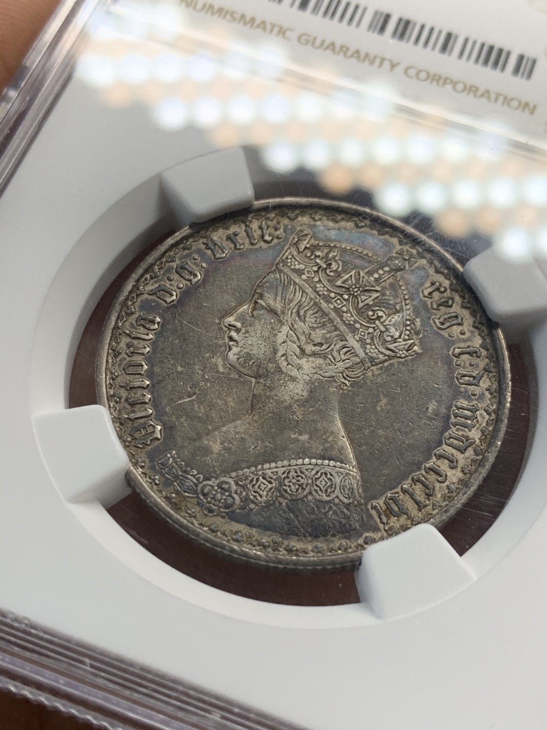 《竞宝斋》第46场-本周日，周一2场连拍（全场顺丰包邮） NGC-XFD 英国1856 维多利亚 哥特福林  五彩黑包浆 十分难得