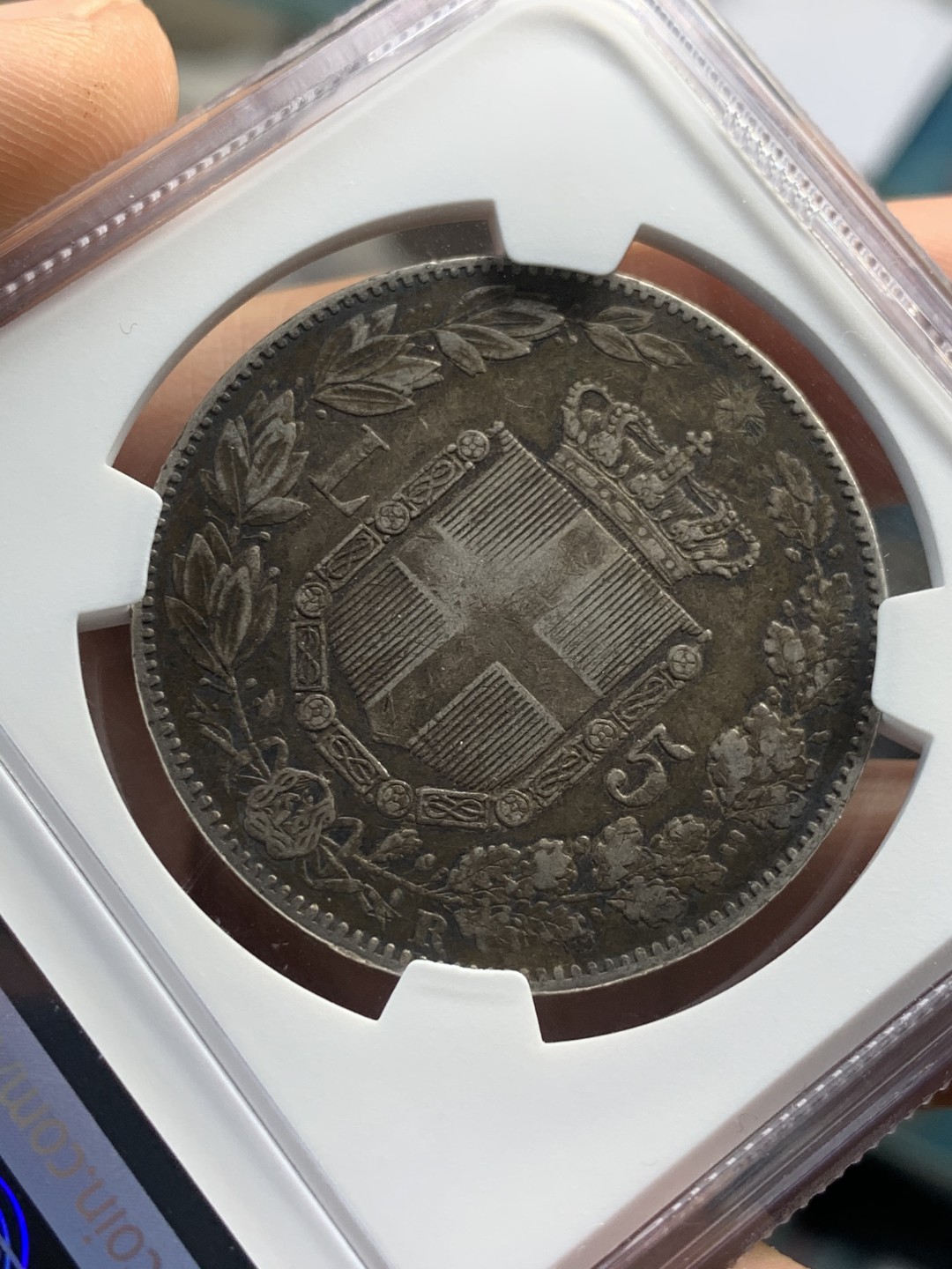 《竞宝斋》第46场-本周日，周一2场连拍（全场顺丰包邮） NGC-XF45 意大利王国5里拉大银1879R 原味酱彩厚重老包浆 细节一流 黑45国币最爱 克书价高 XF40的标注400刀 AU级外拍千元以上