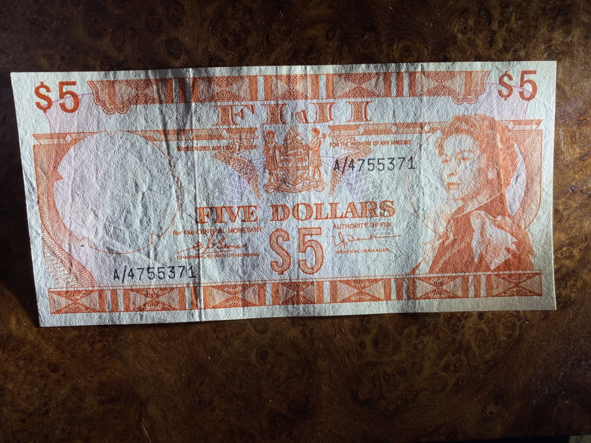Chase Auction 第6期- - 中外纸币、硬币、民国钞联拍！ 斐济5元，戎装女王，品相如图！