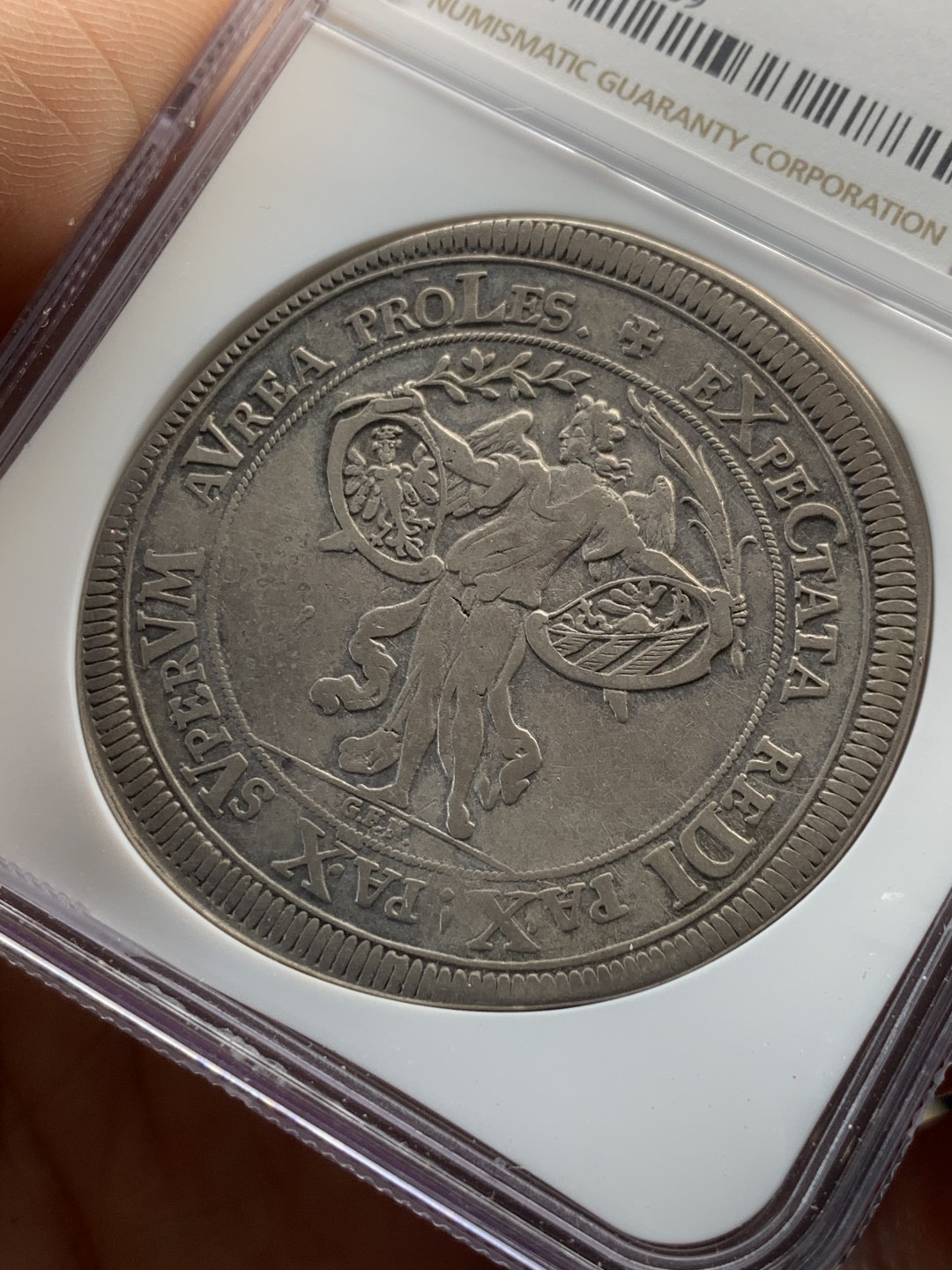 《竞宝斋》第46场-本周日，周一2场连拍（全场顺丰包邮） 1696年 德国 纽伦堡 天使和城市景观泰勒 NGC VF30 少见品种，少见好品