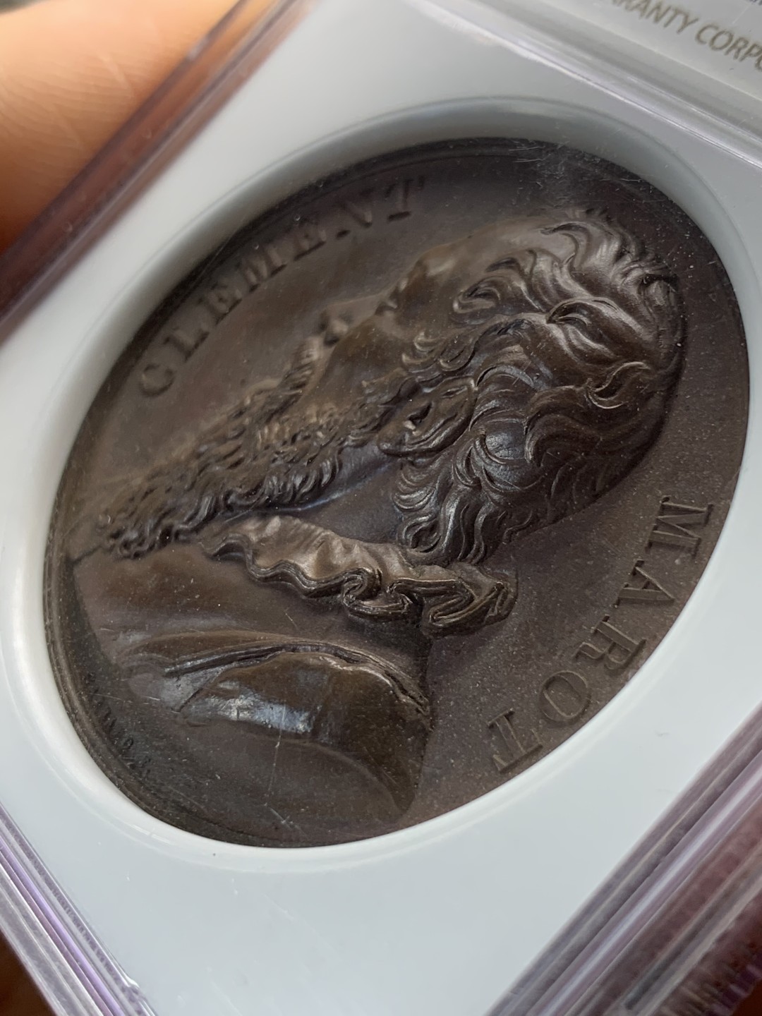 《竞宝斋》第46场-本周日，周一2场连拍（全场顺丰包邮） NGC MS63BN 高浮雕 巧克力均匀包浆 1818年法国老铜章 以纪念法国文艺复兴时期的诗人克莱门特·马罗特（ClementMarot），1496-1544年，该枚铜章由法国盖拉德设计