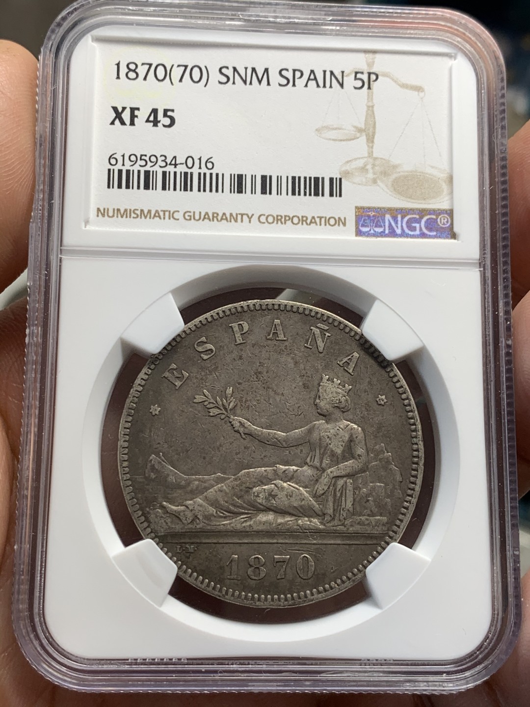 《竞宝斋》第46场-本周日，周一2场连拍（全场顺丰包邮） NGC-XF45 西班牙 拿花5比塞塔 1870（70）SNM 原味酱彩厚重老包浆 细节一流 黑45国币最爱