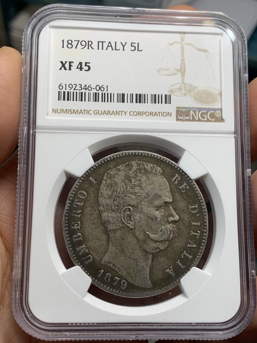 《竞宝斋》第46场-本周日，周一2场连拍（全场顺丰包邮） NGC-XF45 意大利王国5里拉大银1879R 原味酱彩厚重老包浆 细节一流 黑45国币最爱 克书价高 XF40的标注400刀 AU级外拍千元以上