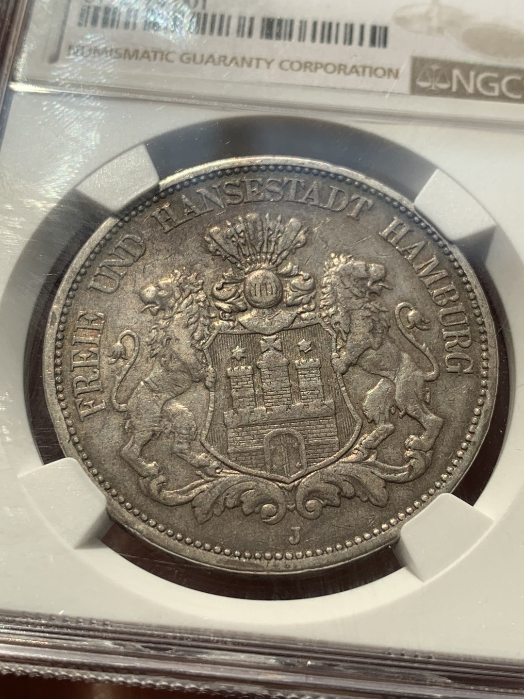 《竞宝斋》第46场-本周日，周一2场连拍（全场顺丰包邮） 1894德国汉堡双狮银币 NGCau55分，老味道的双狮5马克非常少见，这枚值得珍藏，最近价格上涨明显。