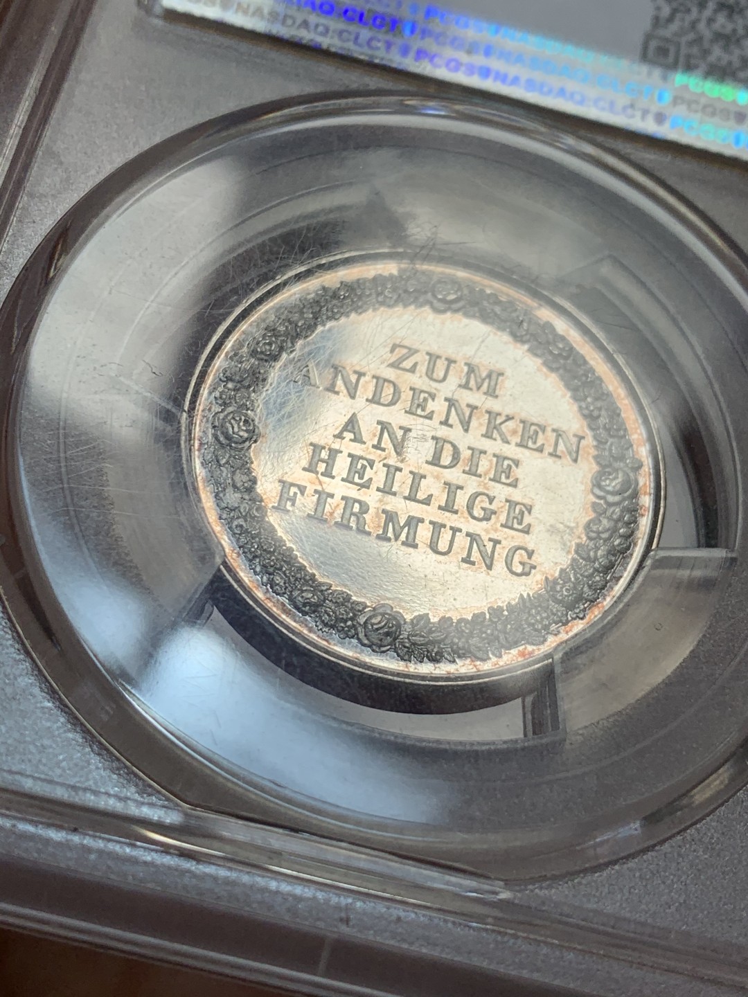 《竞宝斋》第46场-本周日，周一2场连拍（全场顺丰包邮） PCGS MS63 德国 19世纪宗教洗礼银章 PCGS唯一冠军分 底板镜面 强烈PL效果 章面中人物众多 表情清晰 场景化表现非常细腻 到位 章背花环极其精美细腻 惊叹