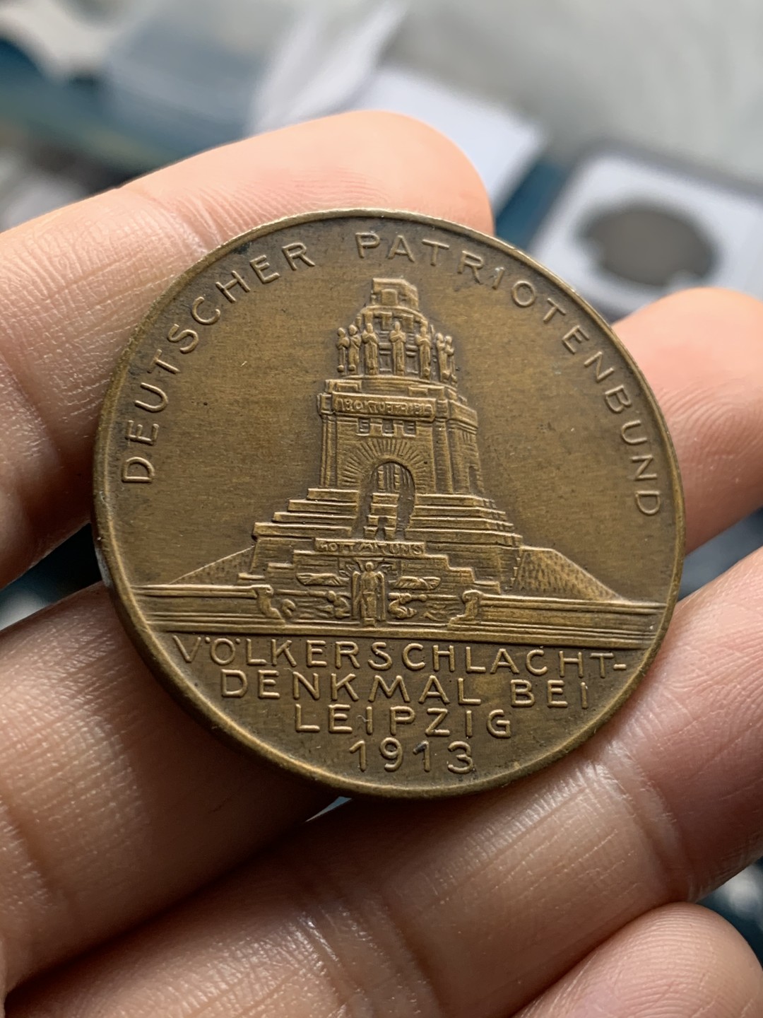《竞宝斋》第46场-本周日，周一2场连拍（全场顺丰包邮） 1913年德国莱比锡建功碑纪念铜章 图案精美 武士持剑 直径38毫米，重23.75g