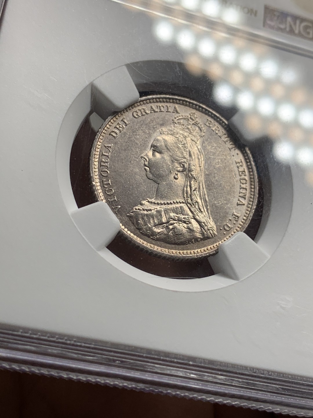 《竞宝斋》第46场-本周日，周一2场连拍（全场顺丰包邮） NGC 评级 英国 1887年 维多利亚女王 高冠版 1先令 银币