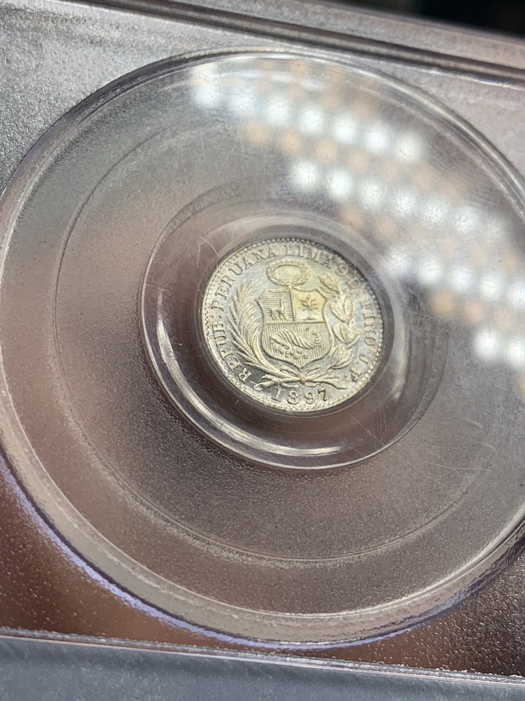 《竞宝斋》第46场-本周日，周一2场连拍（全场顺丰包邮） PCGS MS66 秘鲁 1897年 1/2第纳尔银币 经典秘鲁钱币元素的集中体现 币虽小 但分高品好 难得的是 该币居然底板镜面 强烈PL效果 美洲币小精品