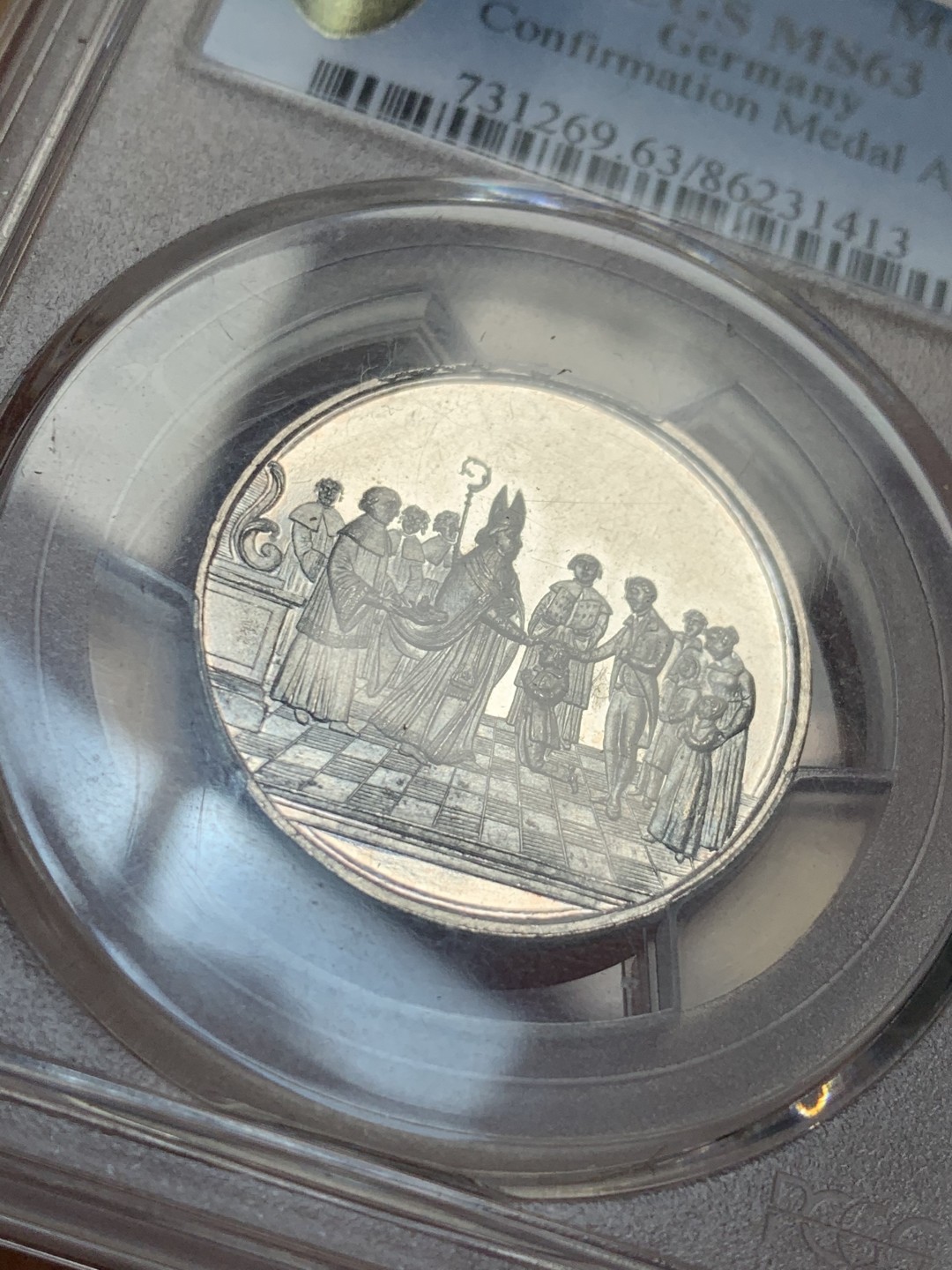 《竞宝斋》第46场-本周日，周一2场连拍（全场顺丰包邮） PCGS MS63 德国 19世纪宗教洗礼银章 PCGS唯一冠军分 底板镜面 强烈PL效果 章面中人物众多 表情清晰 场景化表现非常细腻 到位 章背花环极其精美细腻 惊叹