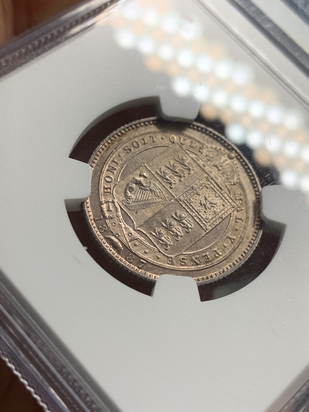 《竞宝斋》第46场-本周日，周一2场连拍（全场顺丰包邮） NGC 评级 英国 1887年 维多利亚女王 高冠版 1先令 银币