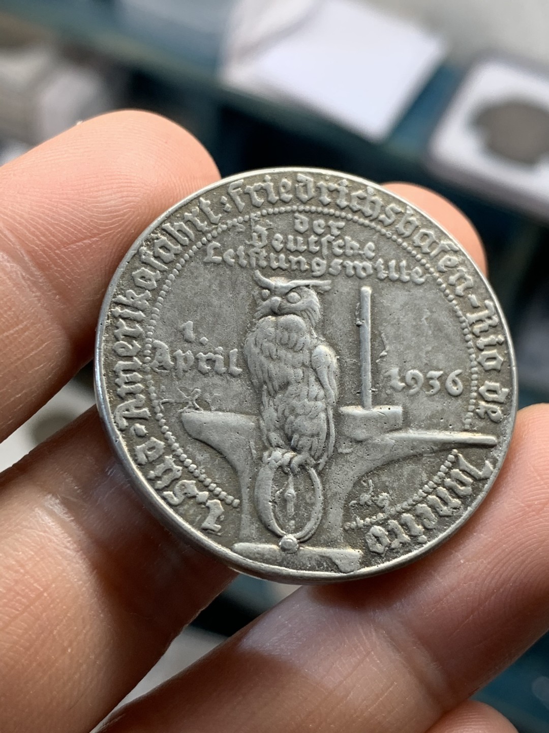 《竞宝斋》第46场-本周日，周一2场连拍（全场顺丰包邮） 1936年德国魏玛共和国猫头鹰合金章 卡尔哥茨作品 图案非常精美 正面猫头鹰 铁匠铺 背面是德系币章常见的元素 鹿 橡树 飞艇 裸章价600左右