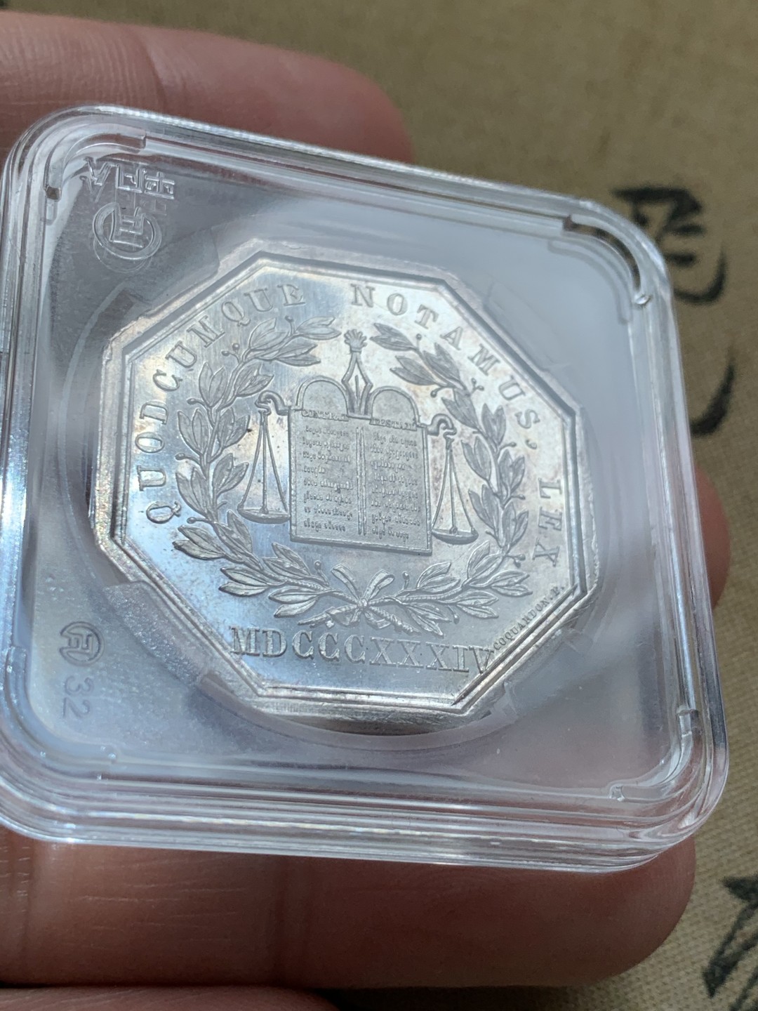 《竞宝斋》第46场-本周日，周一2场连拍（全场顺丰包邮） 法国天平法典八角银章   重量：13.5g  边铭：手指银标 未流通品相，法典上字母清晰