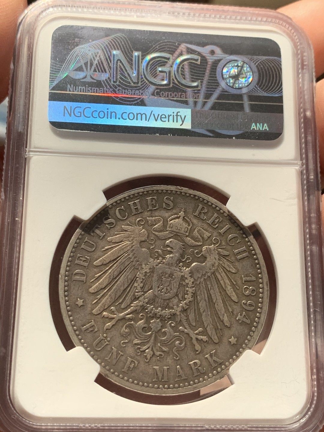 《竞宝斋》第46场-本周日，周一2场连拍（全场顺丰包邮） 1894德国汉堡双狮银币 NGCau55分，老味道的双狮5马克非常少见，这枚值得珍藏，最近价格上涨明显。